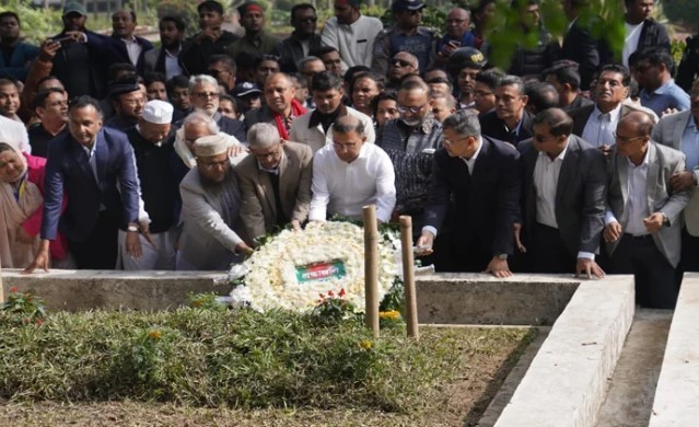 শহীদ ওসমান হাদির কবর জিয়ারত করলেন তারেক রহমান